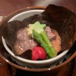 桃源コースの留肴(黒毛和牛ロースの朴葉蒸し仕立て)