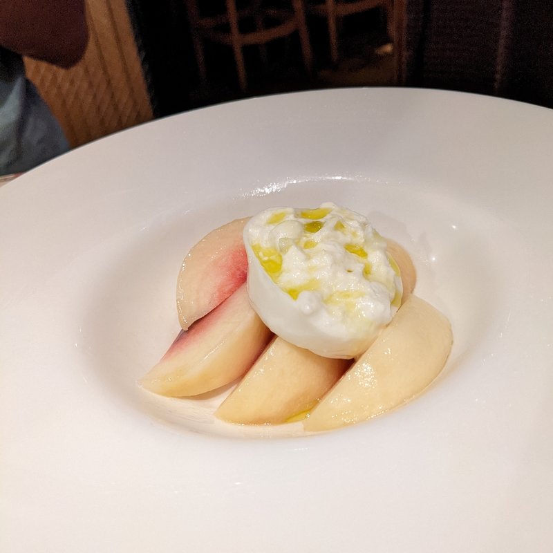 ブラッターチーズと白桃(イル バッカ)