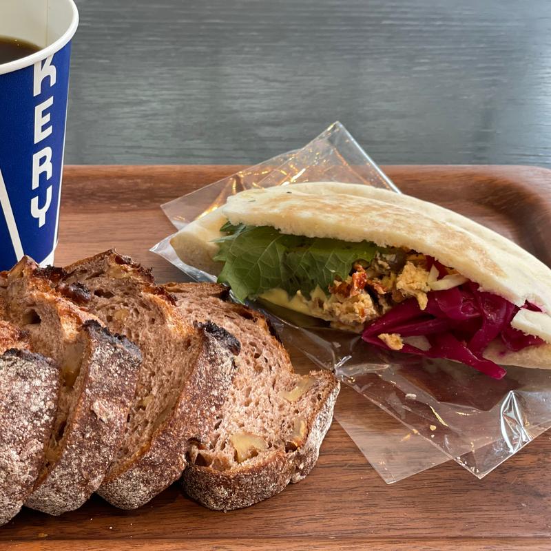 ローストサーモンとスクランブルエッグのピタサンド、くるみのコンプレ、ブレンドコーヒー(THE CITY BAKERY 南町田グランベリーパーク)