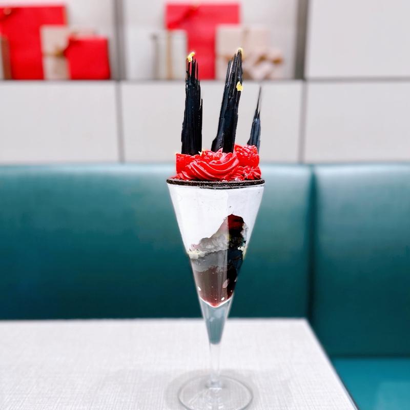 ラズベリーとピスタチオのゾンビパフェ(エンポリオ アルマーニ カフェ 心斎橋パルコ)