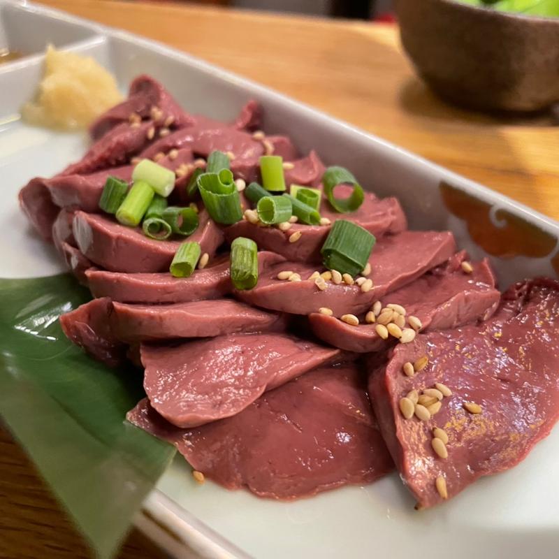 レバ刺し(十勝ホルモン KEMURI 神保町店)