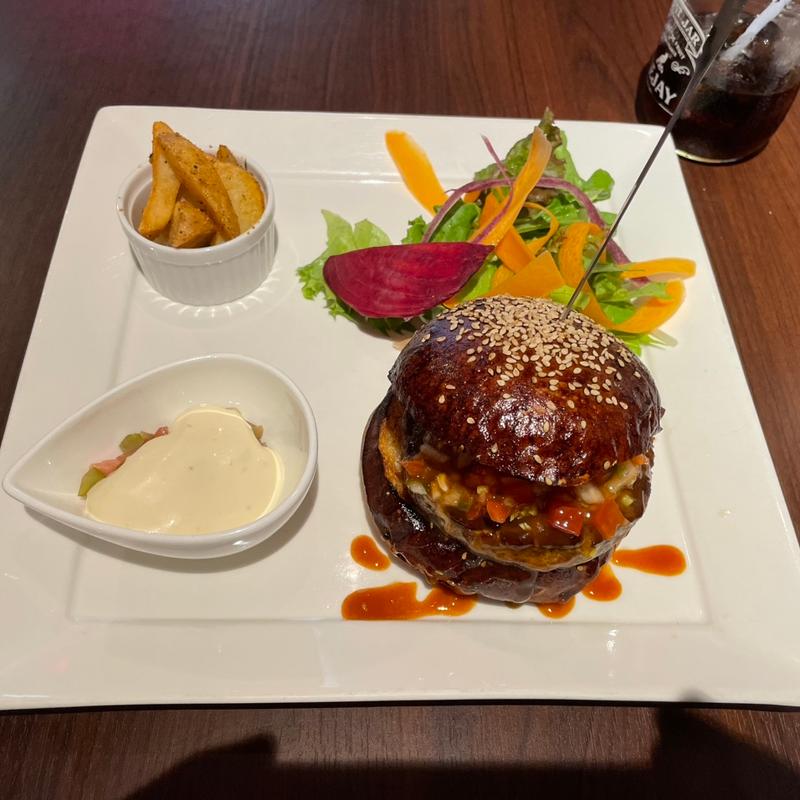 リュクスストレートバーガー（サラダ・フライドポテト付）(LUXE BURGERS & Sunny's Table 人形町店)