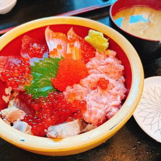 紅丼(タカマル鮮魚店 本館)