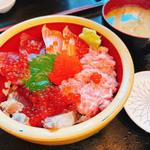 紅丼(タカマル鮮魚店 本館)