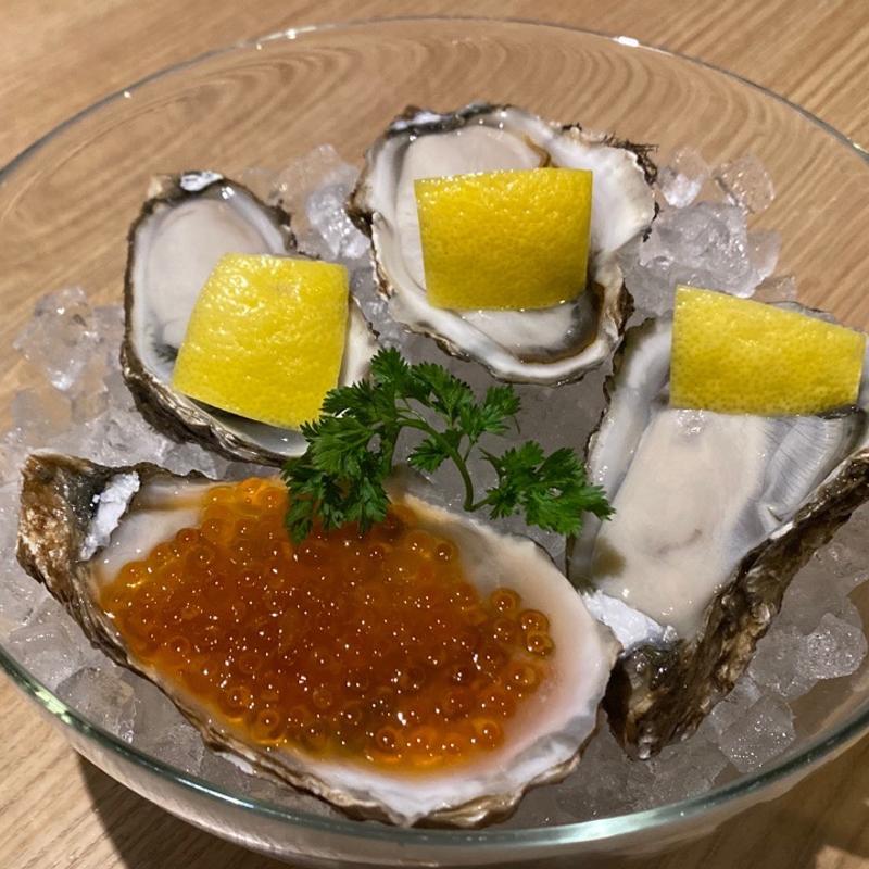生牡蠣　生牡蠣いくらのせ(びすとろ酒場 サンビーノ トト （St. Vino Toto）)