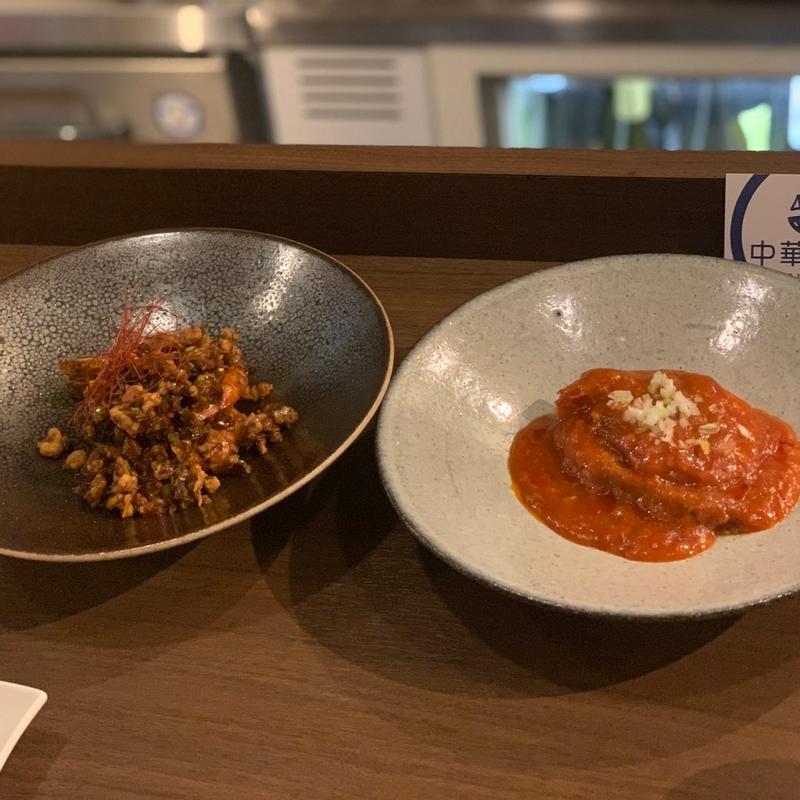 普通じゃないエビチリ＆普通のエビチリ(価格1尾当り)(中華×バル451)