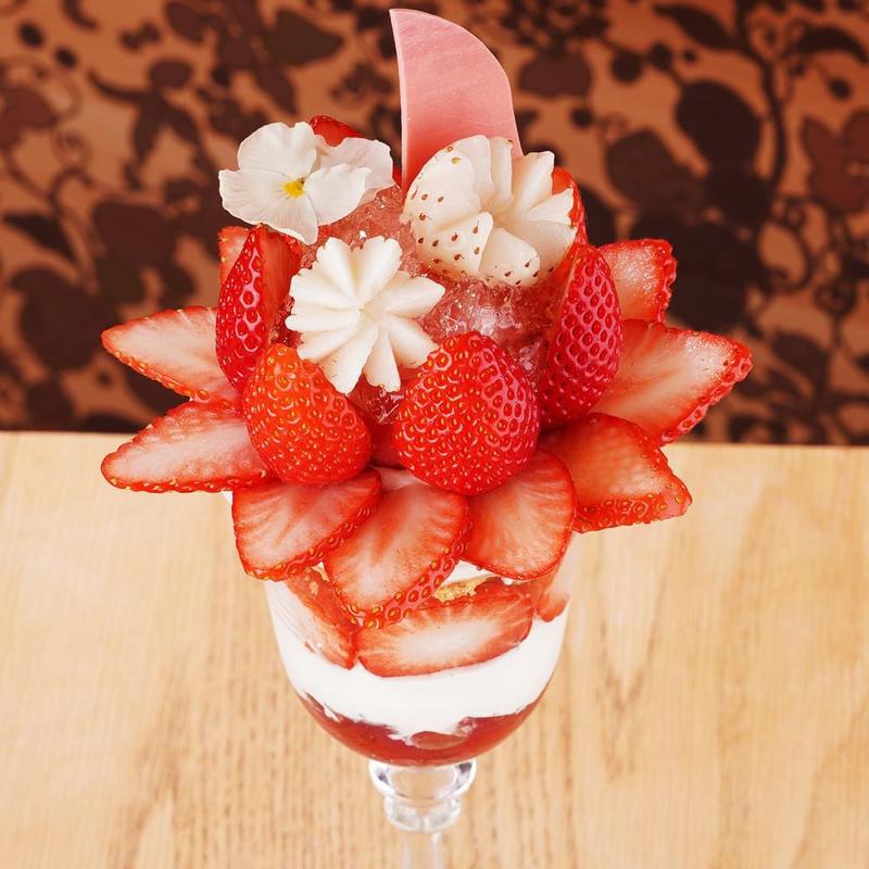 湘南いちごとルビーショコラのパフェ(水信フルーツパーラー)