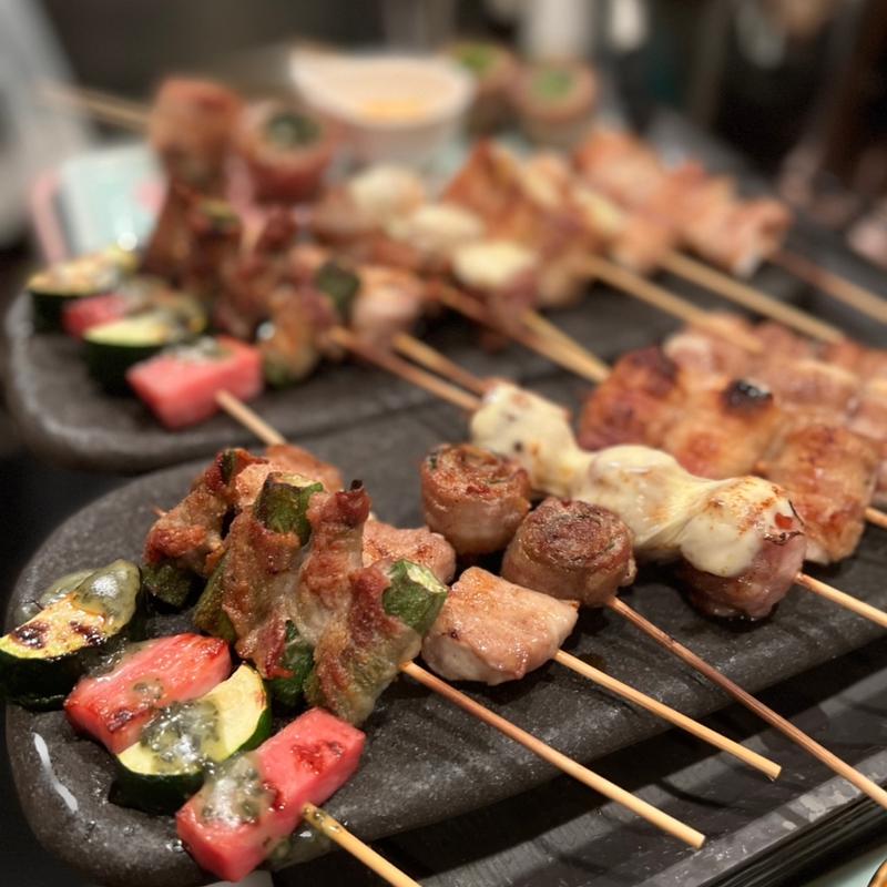 名物‼︎豚バラ野菜捲き串おまかせ7本盛(豚とバラの日々)