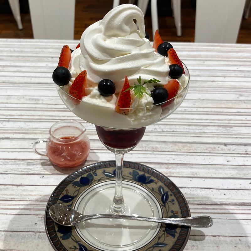 北海道ミルクソフトパフェ 4種の果実とクリームチーズ(北国とミルク)