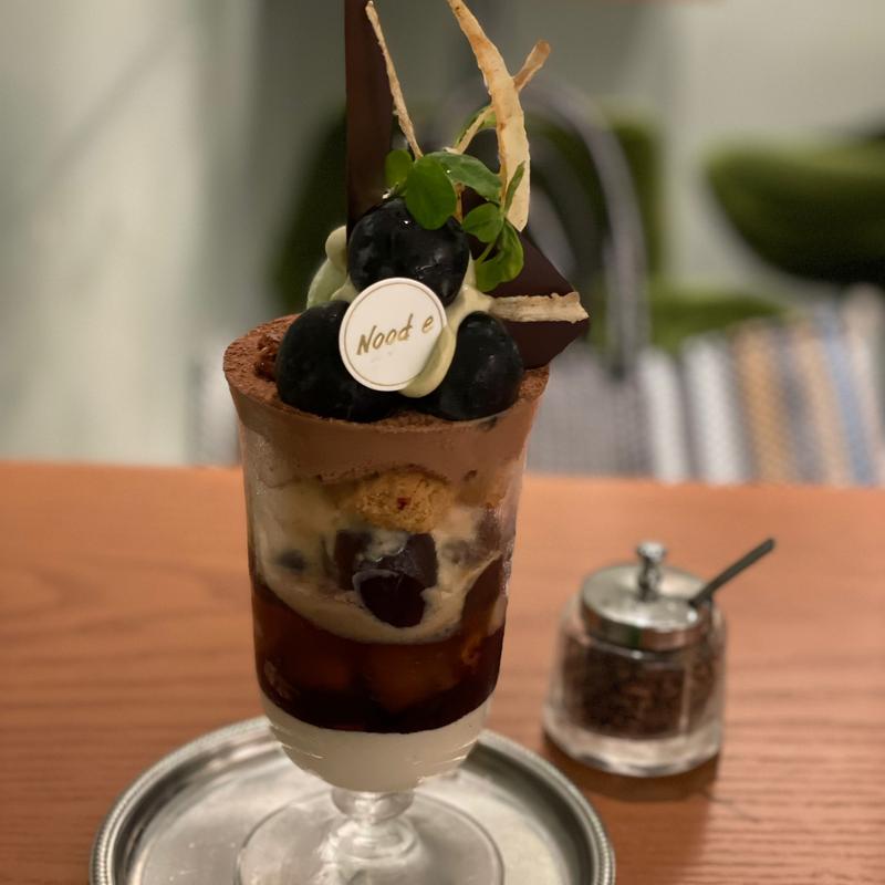 巨峰と和梨アマゾンカカオのパフェショコラスパイスとカカオニブ(Nood e（ヌード）)