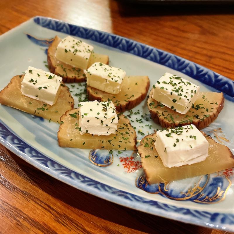 いぶりがっこクリームチーズのせ(メシ酒場 鈴木ちゃん)