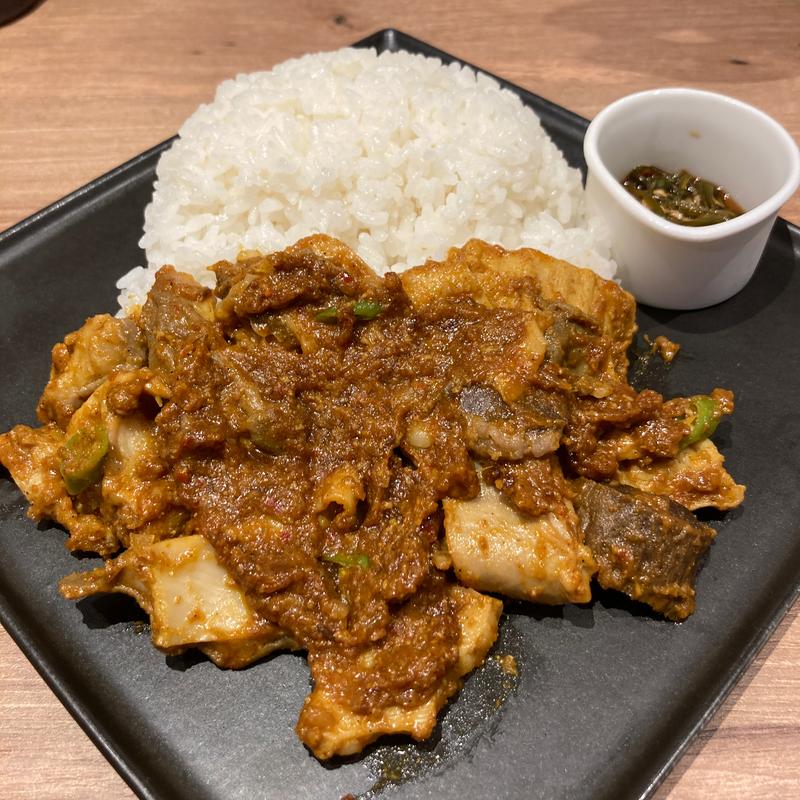 十勝ハーブ牛のホルモンカレー 青唐添え(十勝ハーブ牛ホルモン MONMOM)