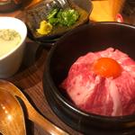 極上 あぶりユッケ丼 スープ漬け(YAKINIKUEN 忍鬨)