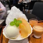 スパイラルカフェのかき氷〜白桃とロイヤルミルクティーシロップで〜