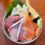 三種刺身丼（ミニ）(貴美の浜焼き)