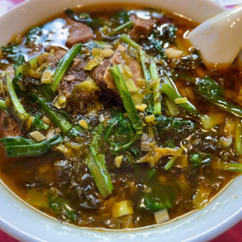 高菜入り牛バラ肉刀削麺(京華樓)