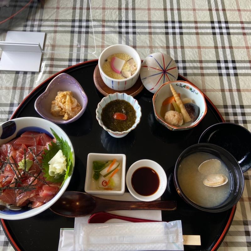 マグロ丼（ハラミ)定食(魚鱗)