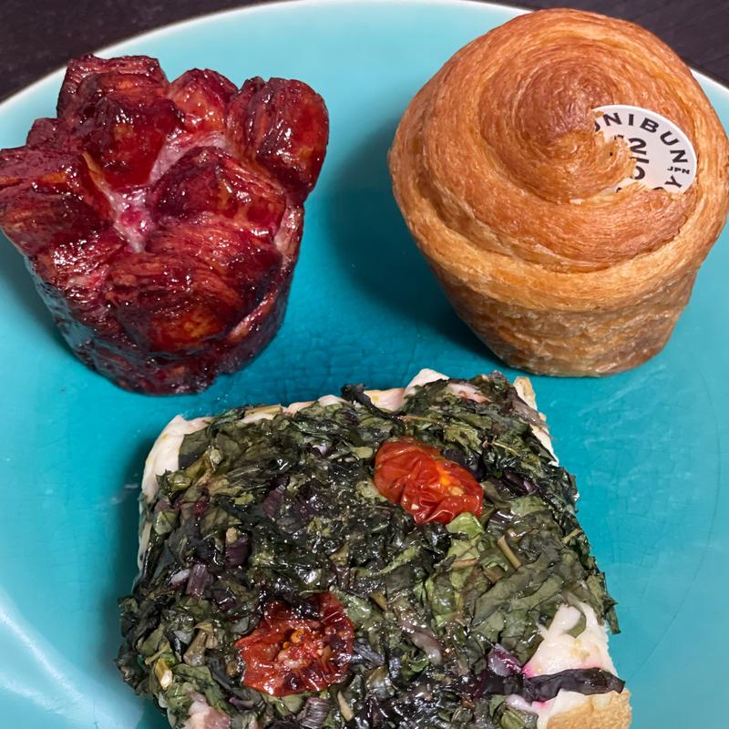 クロワッサン(右上)、カシスクロワッサン(左上)、週末限定パン(中央下)(ジュウニブンベーカリー 横浜高島屋店)