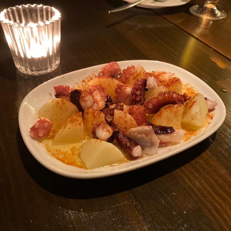 ガリシア風ゆでダコとポテトのスパイスがけ(スペインレストランテ カサ・デ・セビージャ)