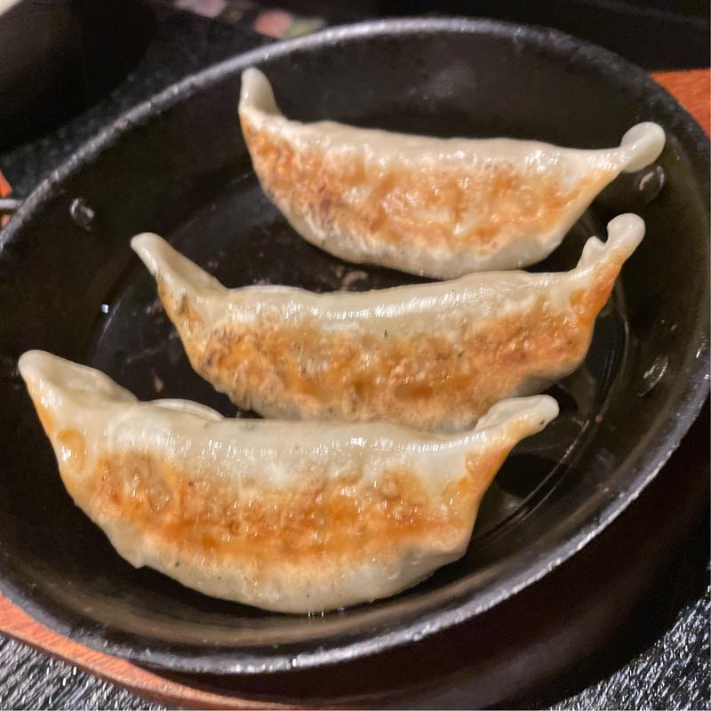 でっかい!! 熱々鉄板餃子(くいもの屋　わん江坂駅前店 )