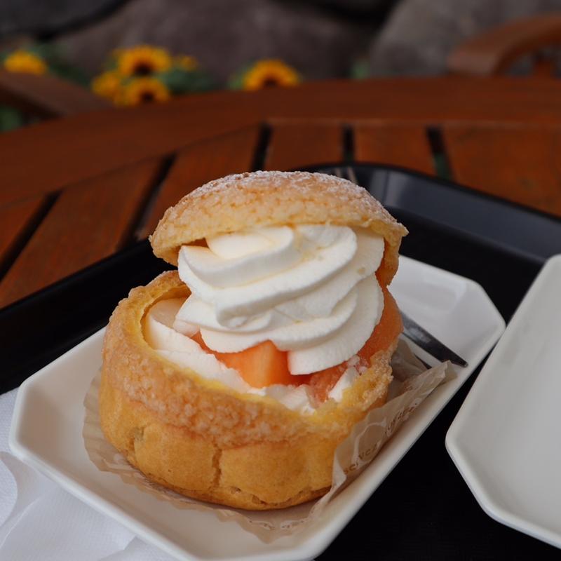 メロンサクサクシュークリーム(ファーム富田)