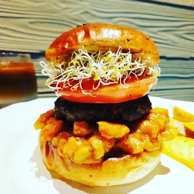 チキンレンコンのケチャップ煮込みバーガー(だるま珈琲)