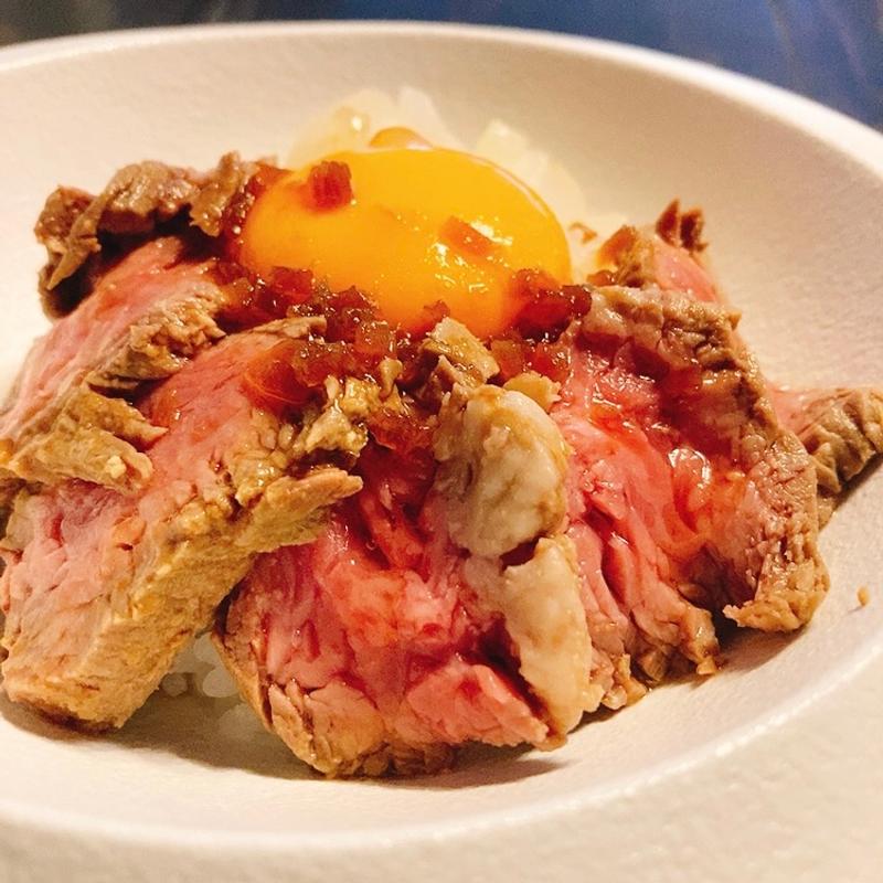 ローストビーフ丼（汁・漬物付き）(宮島やまと亭)