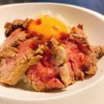 ローストビーフ丼（汁・漬物付き）