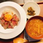 ローストビーフ丼（汁・漬物付き）(宮島やまと亭)