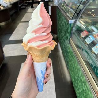 ピーチヨーグルト＆ジャージー牛乳ソフトクリーム(渋谷西村 フルーツパーラー （シブヤニシムラフルーツパーラー）)