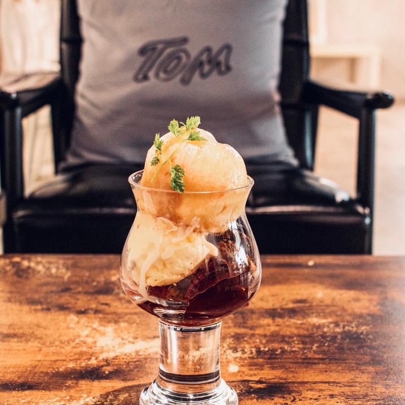 丸ごと生桃と濃厚カスタードクリームのパフェ(トム クレープリー&デリ)