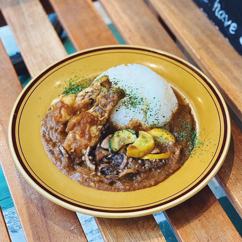 骨付き鶏肉とマッシュルームソテーの欧風カレー(Cafe＆Diner KHB)