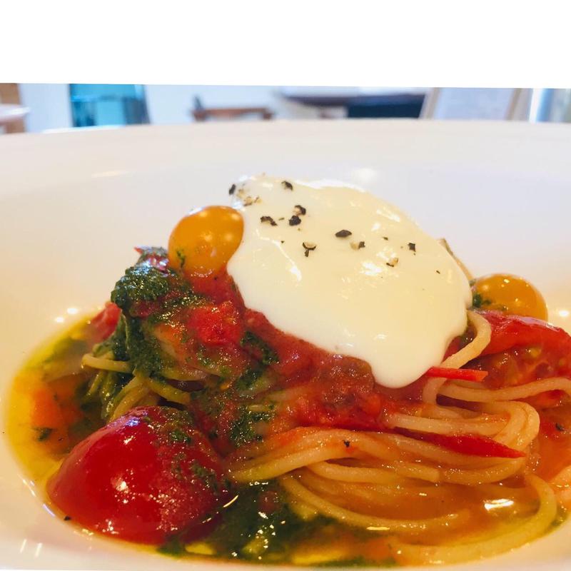 音樂とまとのモッツァレラとバジルの香りのパスタ(トラットリアシン)