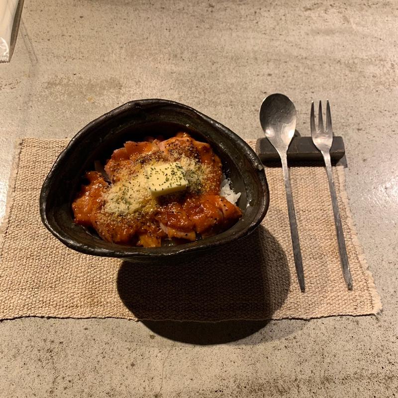 チキンのトマトソース丼(青猫)