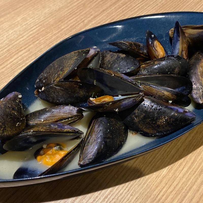 ムール貝のガーリックバター蒸し(びすとろ酒場 サンビーノ トト （St. Vino Toto）)