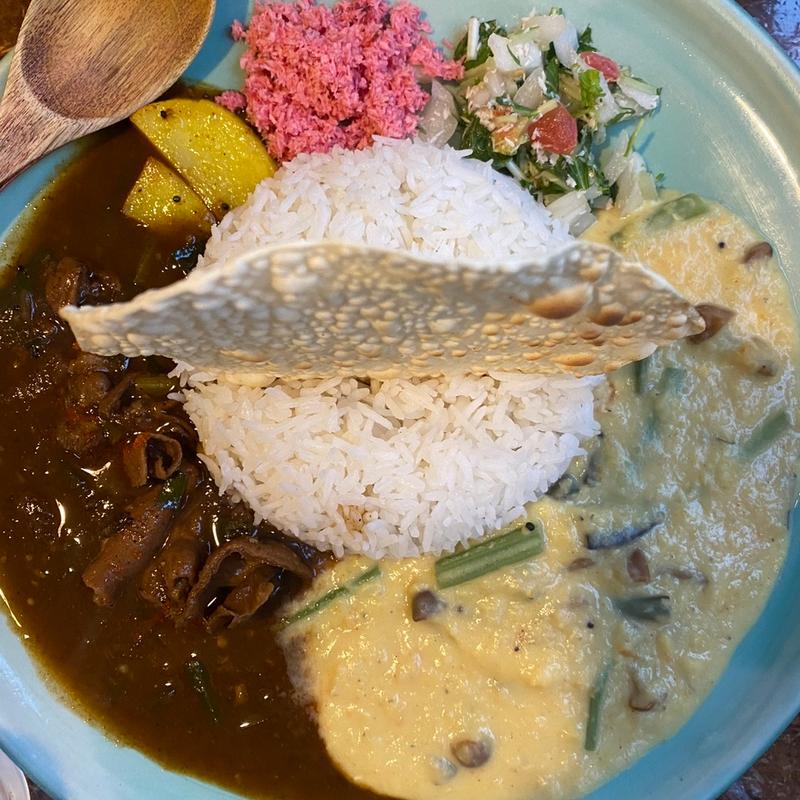 ポークカレー+冬瓜のココナッツカレー+水菜とトマトと玉ねぎとキュウリのココナッツサラダ+大根と舞茸のスパイス炒め+ビーツ入りココナッツのふりかけ(Curry&Spice 青い鳥)