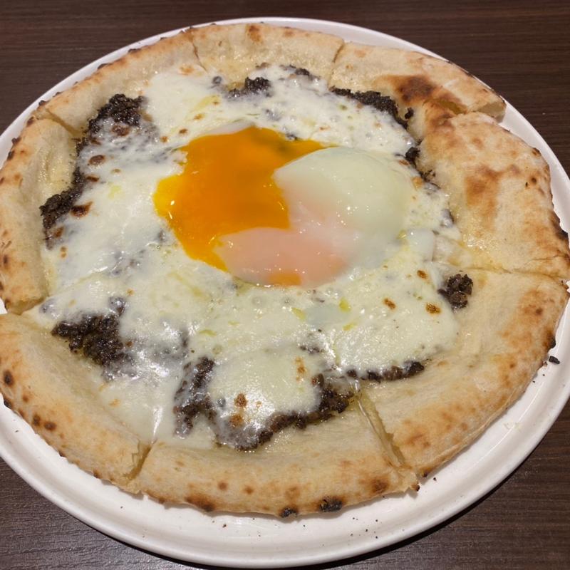 黒トリュフと生モッツァレラ、温泉卵のピッツァ(ピッツェリアピアット)