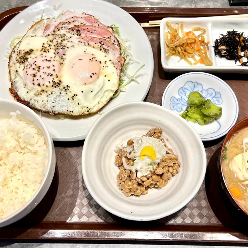 ハムエッグ定食：納豆＋豚汁変更(酒と飯　たまる食堂)
