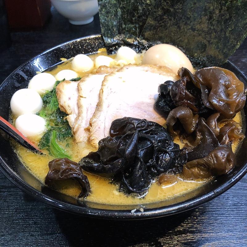 醤油豚骨並盛、ウズラ、チャーシュー、キクラゲ、味玉トッピング(源絆家)