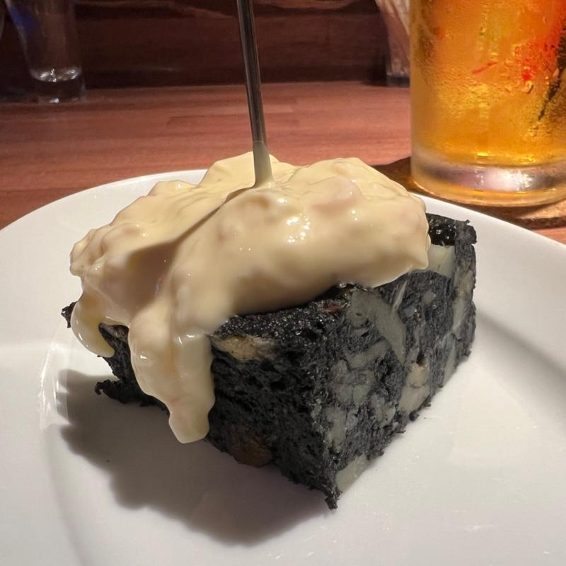 イカ墨のオムレツ 甘エビのアリオリソース(ピンチョスバル サンティアゴ 三軒茶屋店)