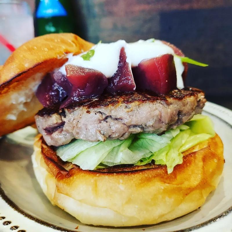 リンゴの赤ワインコンポートヨーグルトソース和えハンバーガー(Kokopelli)