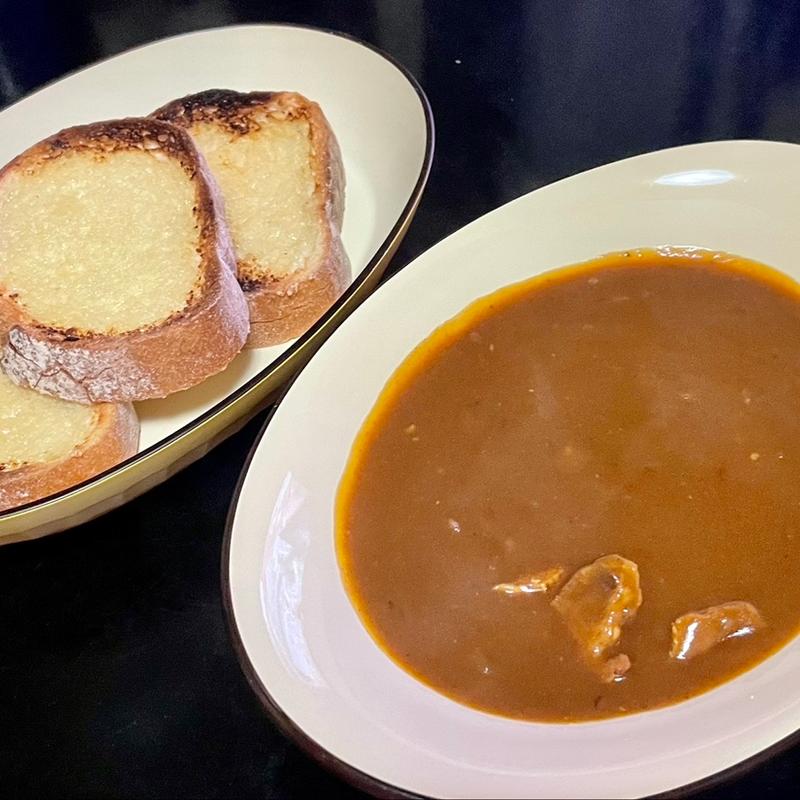 ビーフストロガノフ風➕ガーリックトースト(自宅)