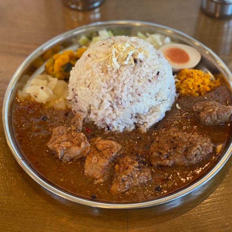 五香粉と馬告香る中華風ポークビンダルー(アヤカリ亭)