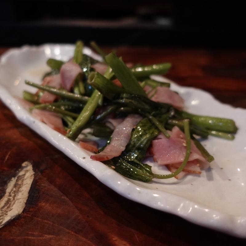 空芯菜とベーコンの昼ナンプラー炒め(茶里亭 （チャーリーテイ）)