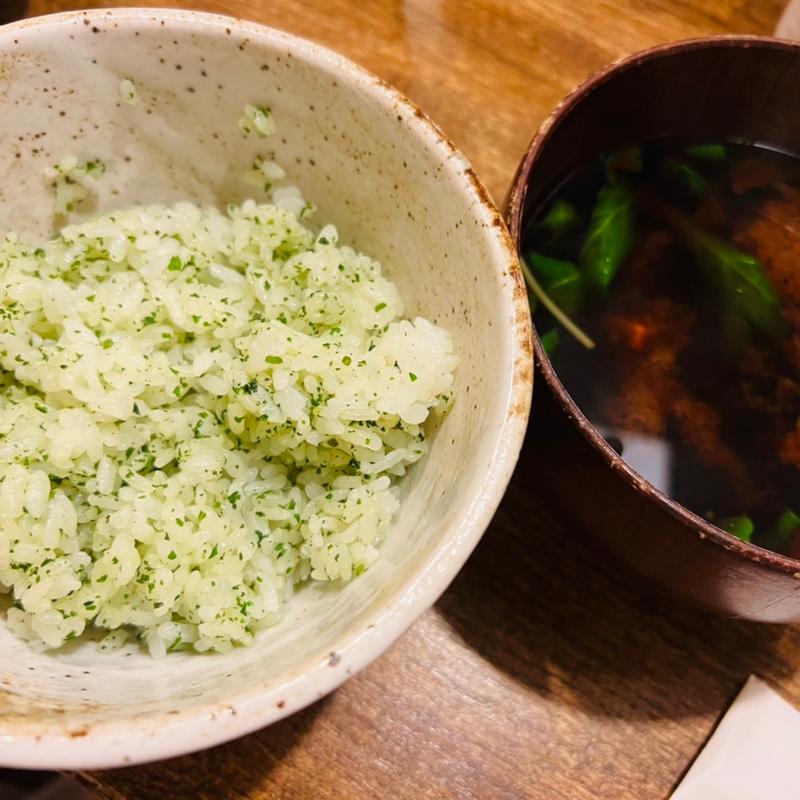 シソご飯と赤だしお味噌(おかわり自由)(とんかつ・ビフテキ 塩梅)
