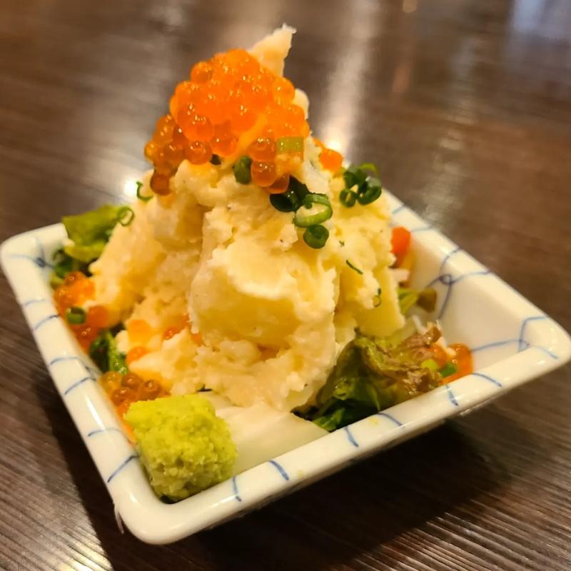 王のポテサラ(中落ち100円の居酒屋 まぐろんち 高田馬場駅前本店)