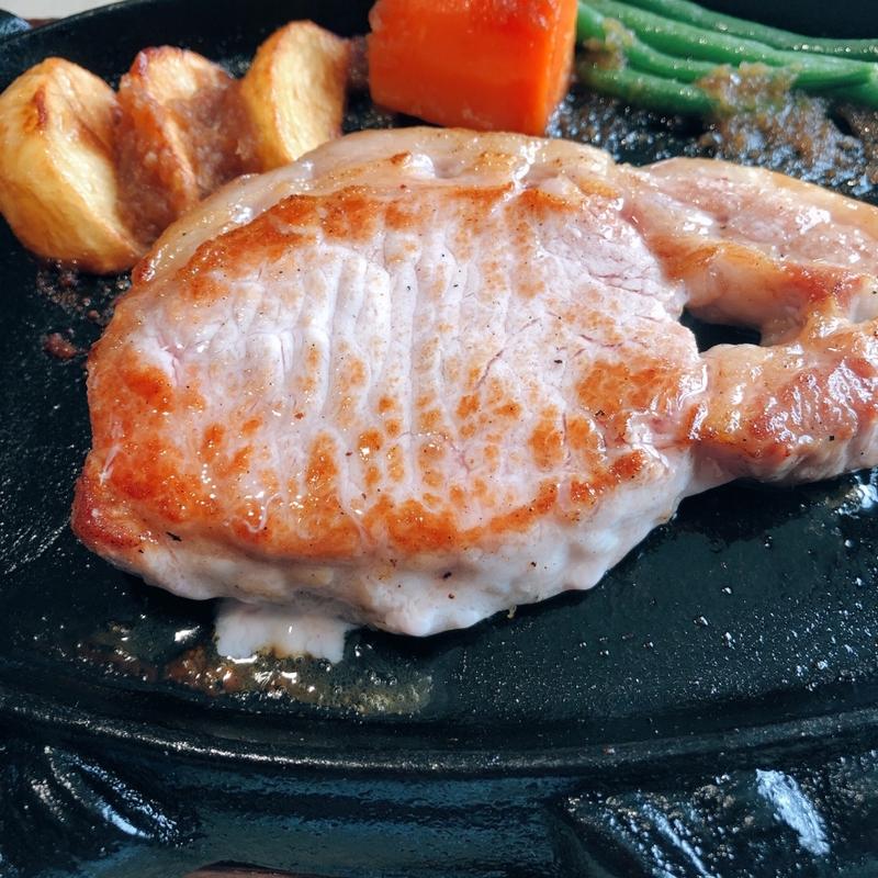 あさの牧場さんのポークロースのソテー、グリーンマスタードソース(クローバーステーキハウス )