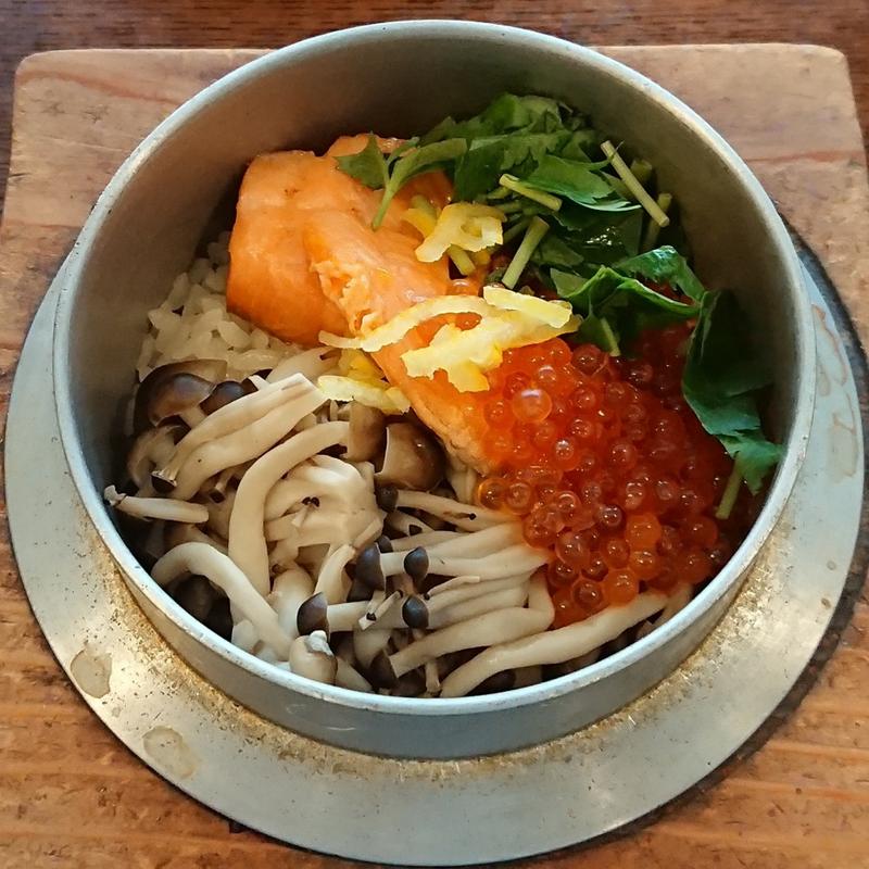 鮭といくらの親子釜めし(釜めし菜時記 さき亭)