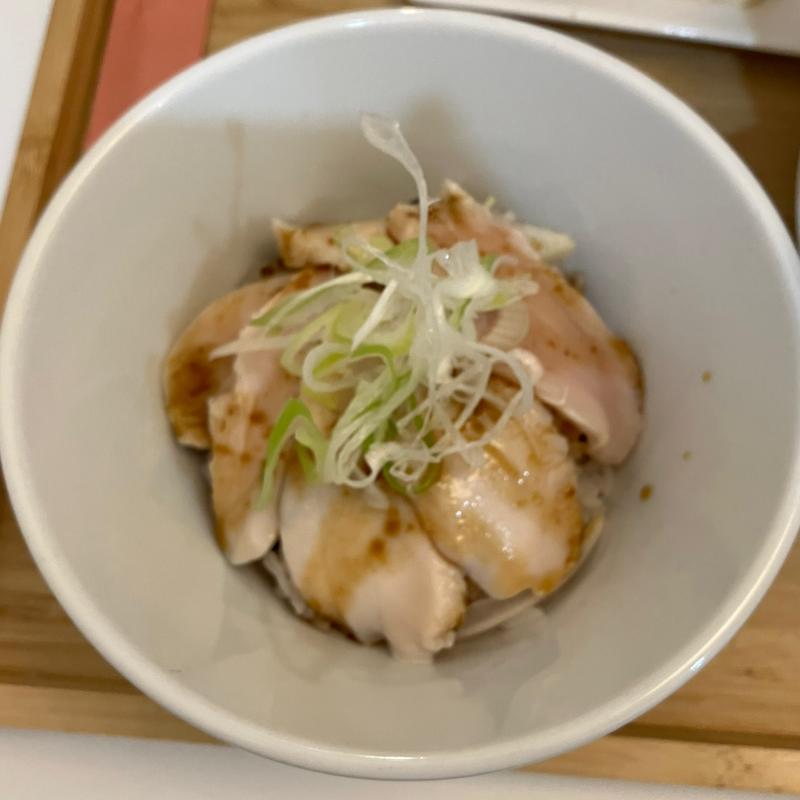 鶏胸肉のumamiチャーシュー丼(麺Lab 美味身 -umami-)