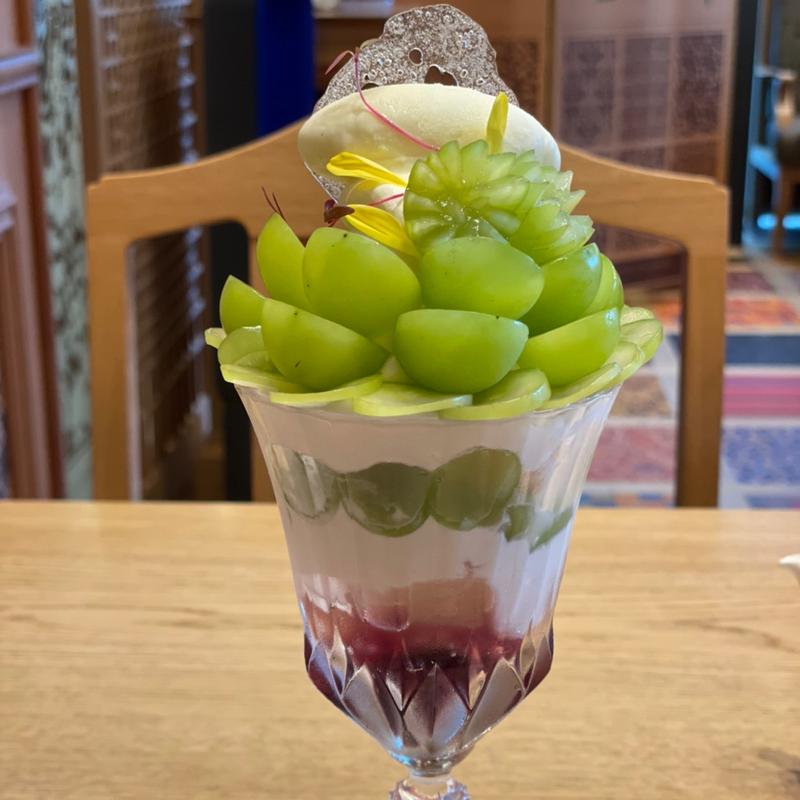 シャインマスカットのパフェ(水信フルーツパーラー)